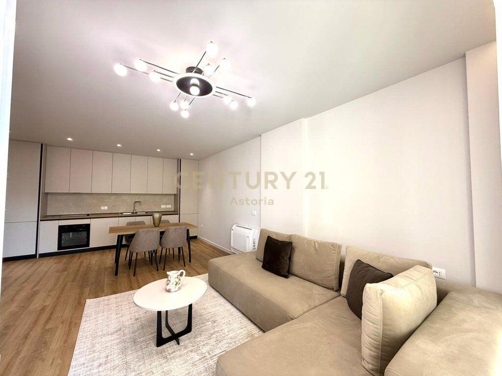 JEPET ME QIRA PARTAMENT 1+1, PAZARI I RI 750 € /Muaj Sip. Totale  75m2