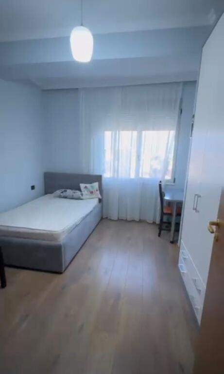 Jepet Shtepi  me qera,    ne Pallat i Ri 2+1              ID   13952        