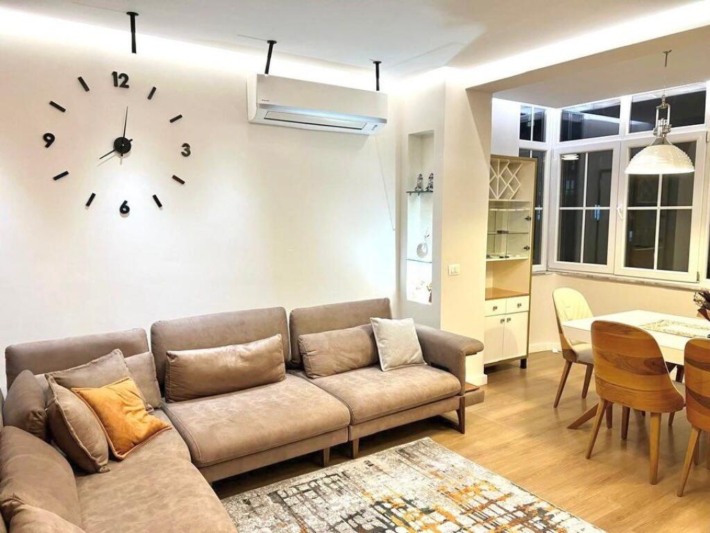 Rruga e Kavajes, prane Square 21 japim me qira: 3+1+2 tualete