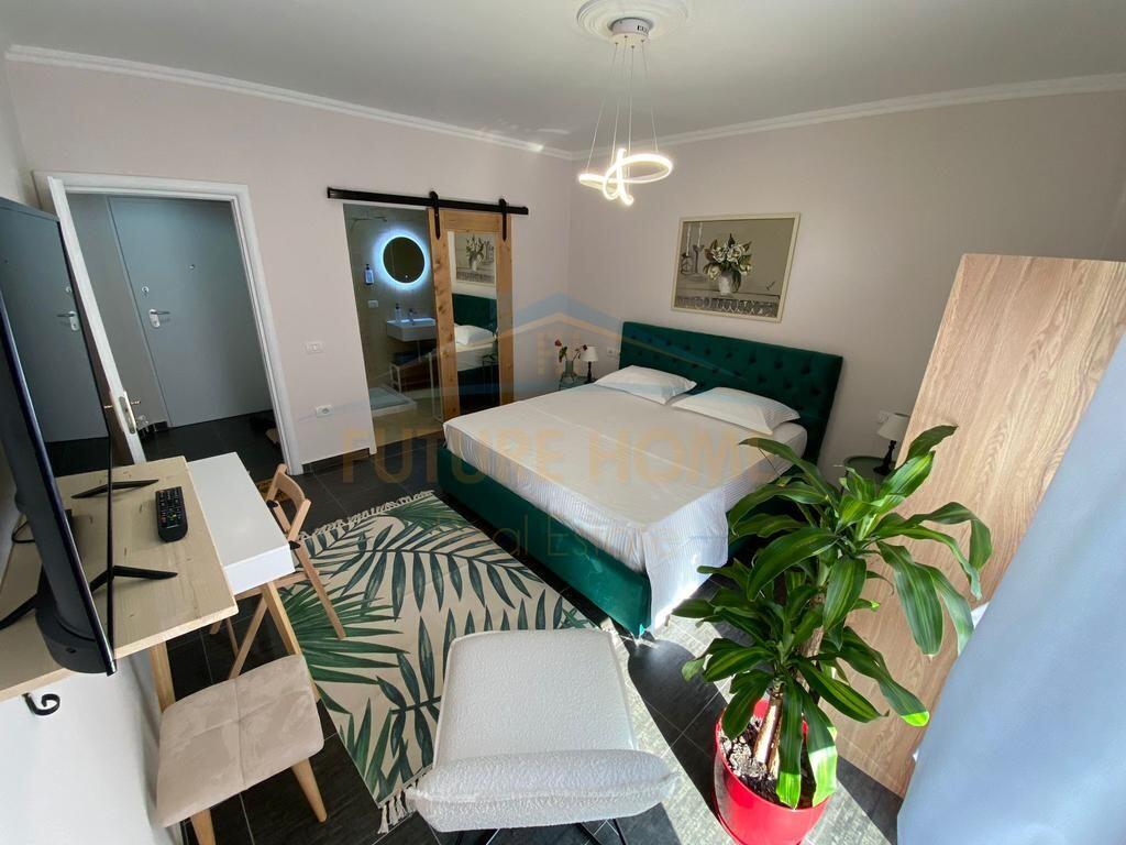 Shitet , Apartament 2+1+2, Rruga e Barrikadave, Tiranë.