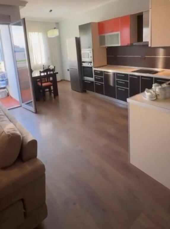 Jepet Shtepi  me qera,    ne Pallat i Ri 2+1              ID   13952        