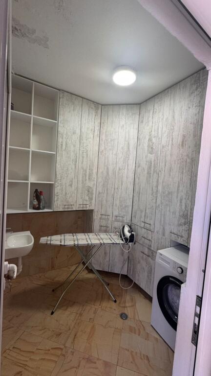 🏢Ne zonen e Freskut,prane Supermarket Aldi jepet me qera apartament,3+1+2,i mobiluar  65,000Leke