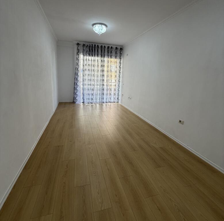Shitet,Apartament 2+1, Fresku,Tirana