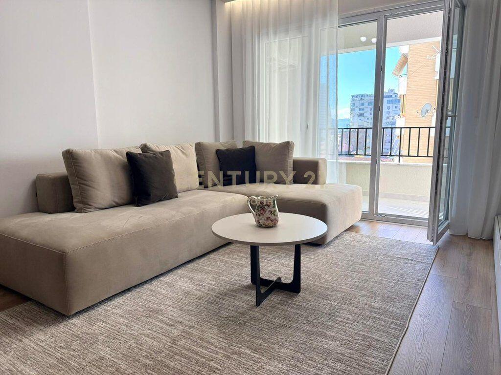 JEPET ME QIRA PARTAMENT 1+1, PAZARI I RI 750 € /Muaj Sip. Totale  75m2