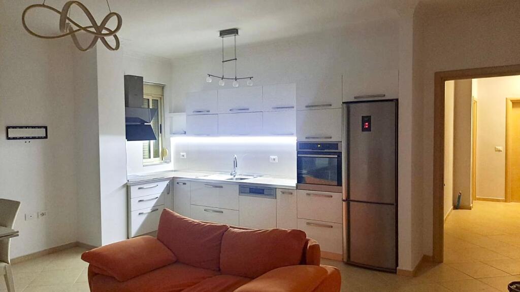 Shitet apartament tek Rruga Peti