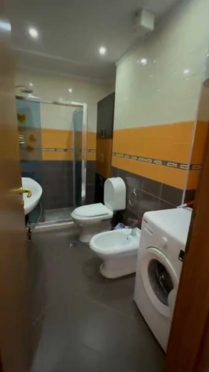 Jepet Shtepi  me qera,    ne Pallat i Ri 2+1              ID   13952        