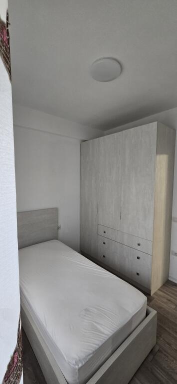 Appartamento 2+1 in affitto 📍 Complesso “FZ Construction – Green Terrace” 📌 Lago Secco, Via Hamdi Sina 🏢 3° piano residenziale 📐 Superficie: 82 m²  L'appartamento è completamente arredato, con mobili moderni e nuovi elettrodomestici da cucina, costruito nel 2024, con una vista fantastica sulle colline e sul Monte Dajti.  💰 Affitto: 60.000 lek / mese o 630 €