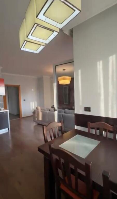 Jepet Shtepi  me qera,    ne Pallat i Ri 2+1              ID   13952        