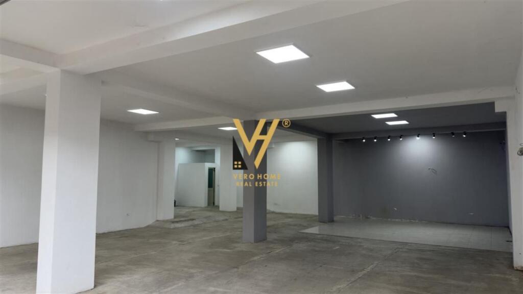 SI OFFRE AMBIENTE 200 M2 IN AFFITTO A FRESKU 100.000 LEKE