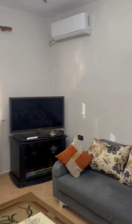 Jepet Shtepi  me qera,    ne Pallat Egzistues 2+1      ID   13951