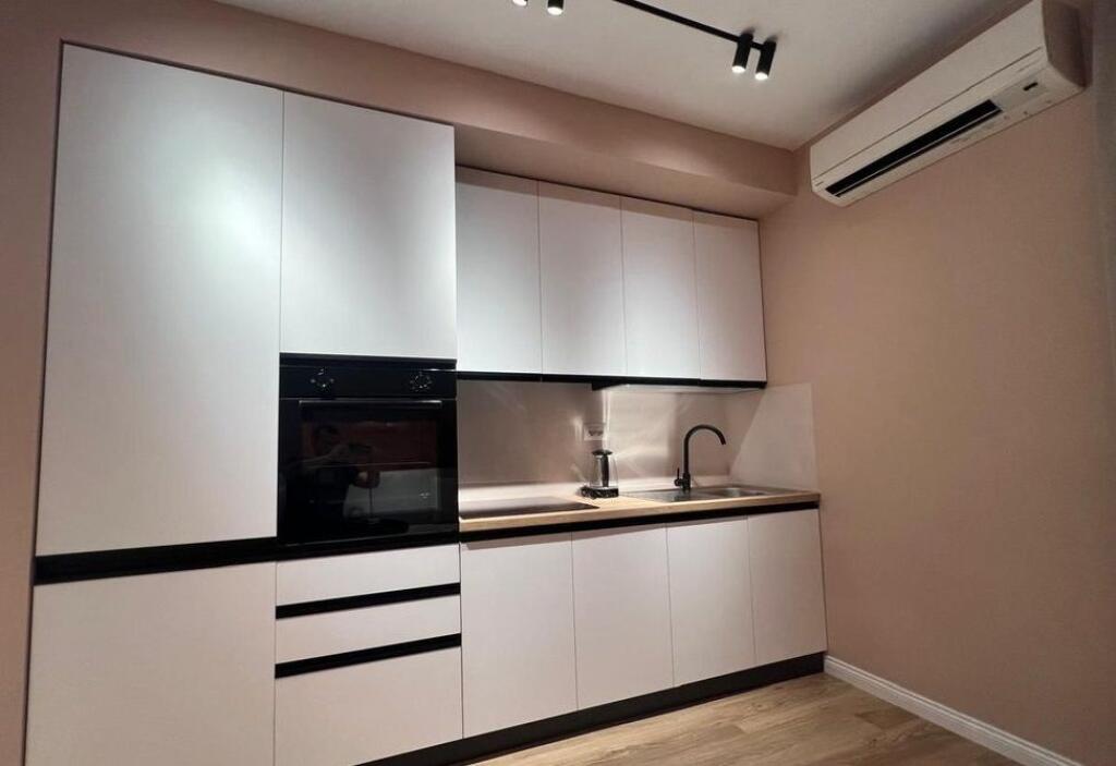 Jepet me Qira Studio – Qendër, fillimi i Rrugës së Kavajës