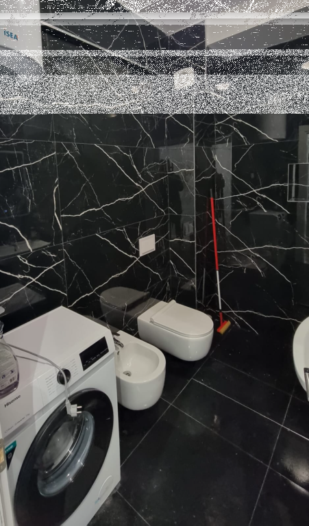 Shitet apartament tek Liqeni i Thate