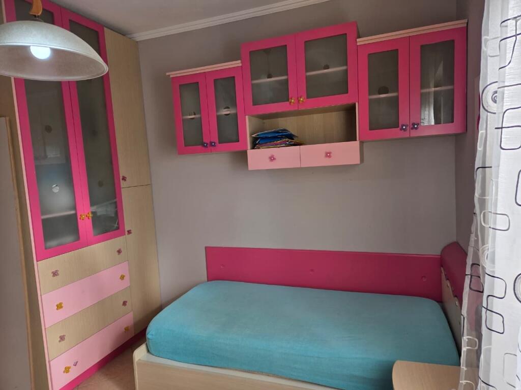 🏢Pak minuta larg Selvise,Rruga Siri Kodra jepet me qera apartament 2+1, i mobiluar 70,000Leke