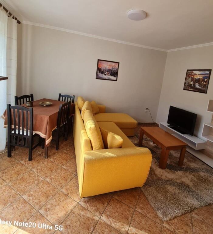 Jepet Shtepi  me qera,    ne Pallat Egzistues 2+1         ID   13863        