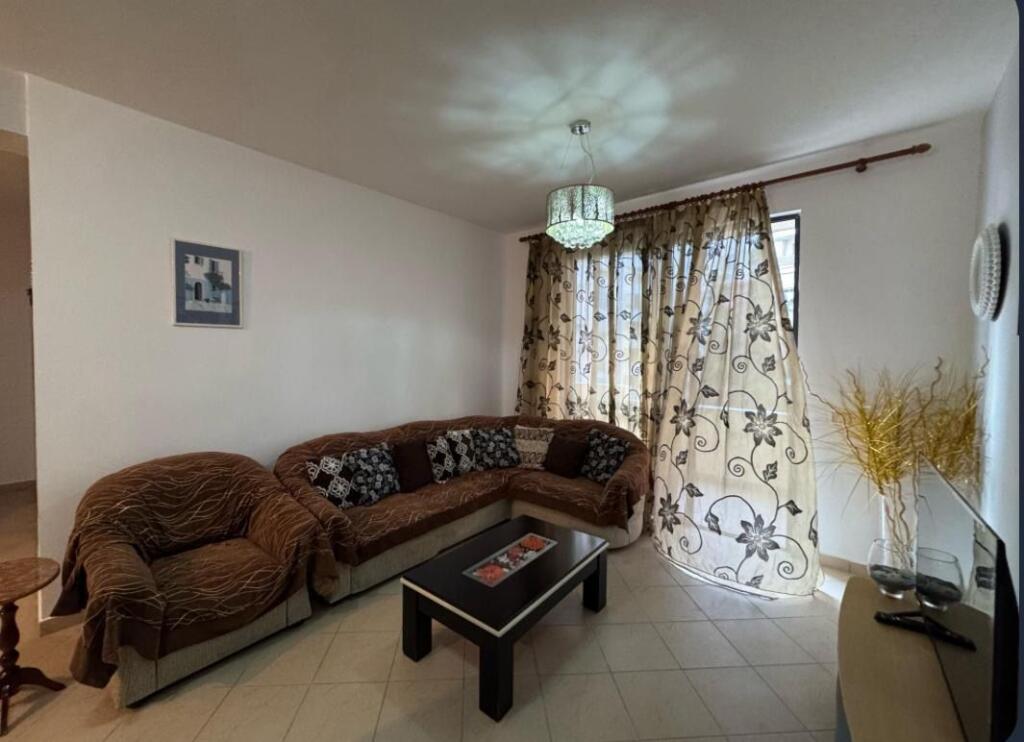 JEPET ME QIRA 2+1+1 YZBERISHT 45.000 LEKE