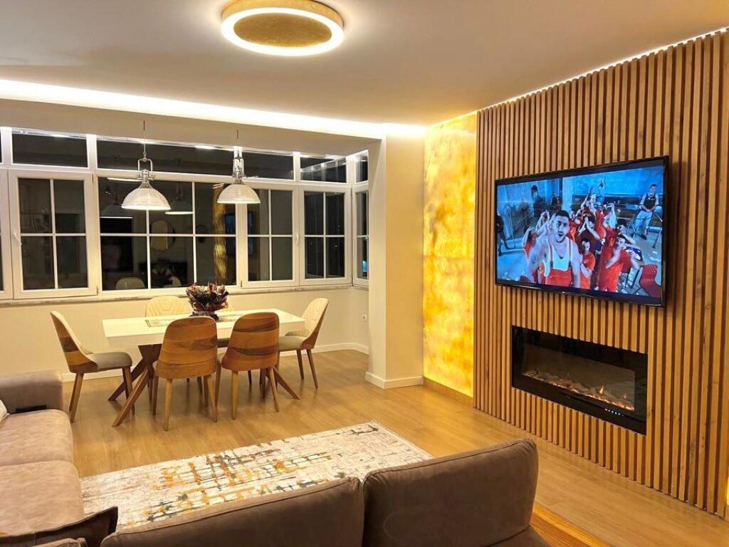 Rruga e Kavajes, prane Square 21 japim me qira: 3+1+2 tualete