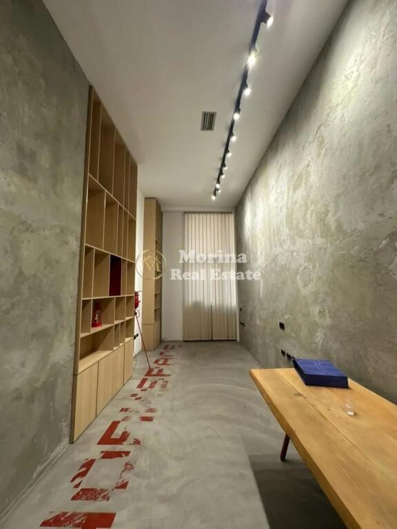 Qera | Ambjent Biznesi | Rruga Bardhok Biba , Galeria 17 Nentori 500 €/muaj