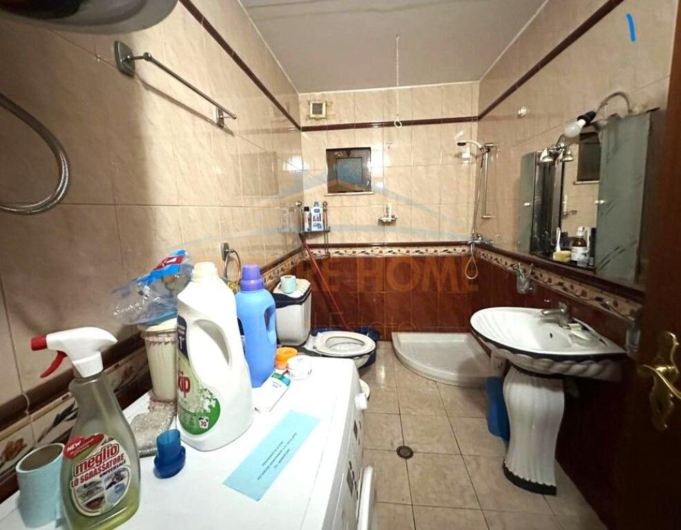 Shitet Apartament 3+1+2 prane Pediatrise, Tirane