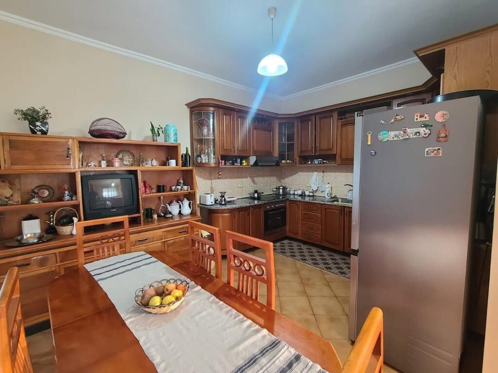 Villa di 3 piani in vendita vicino alle Ville Americane. Via 3 Fratelli Kondi 