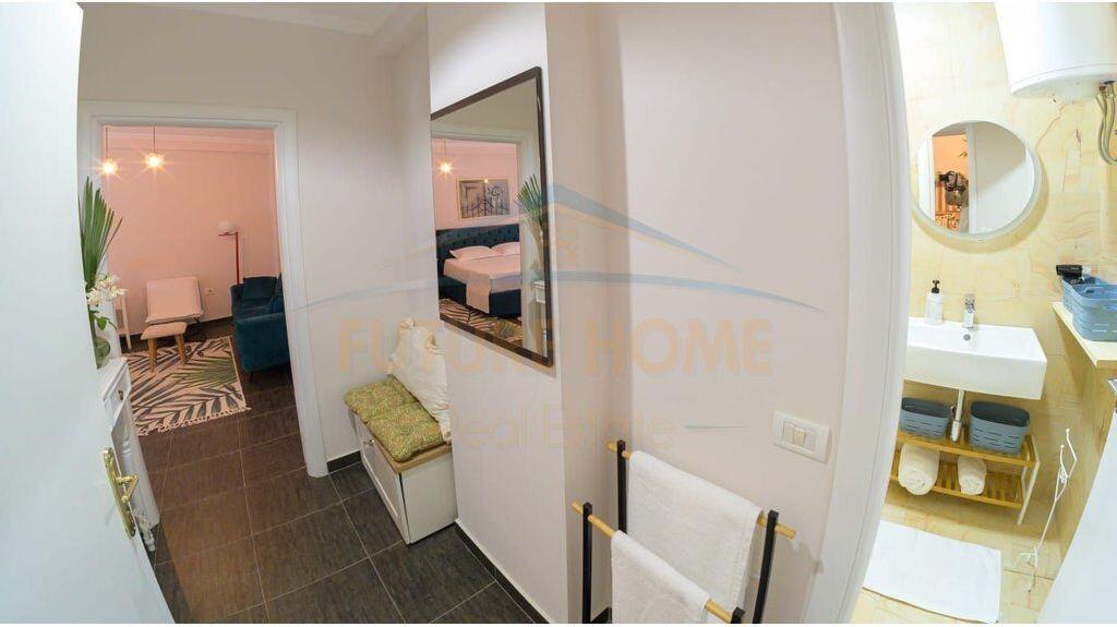 Shitet , Apartament 2+1+2, Rruga e Barrikadave, Tiranë.