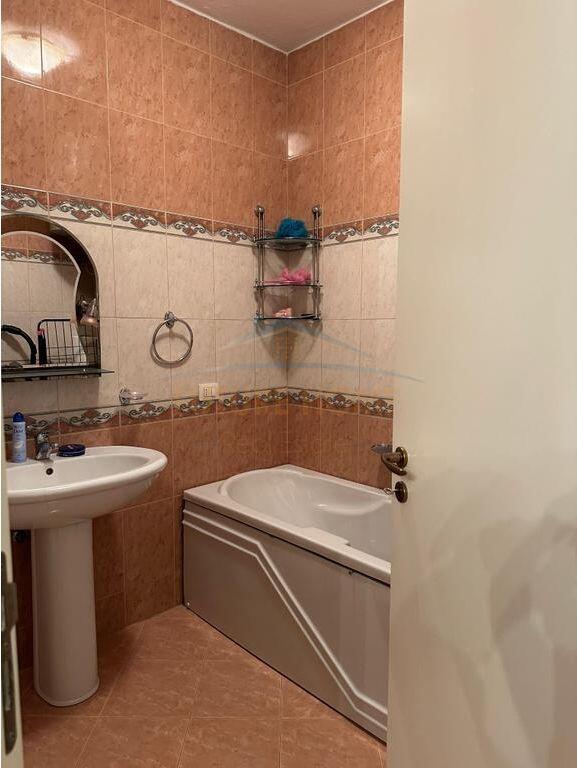 Shitet, Apartament 2+1+2, Stacioni i Trenit