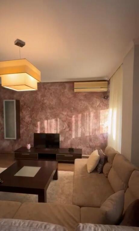 Jepet Shtepi  me qera,    ne Pallat i Ri 2+1              ID   13952        