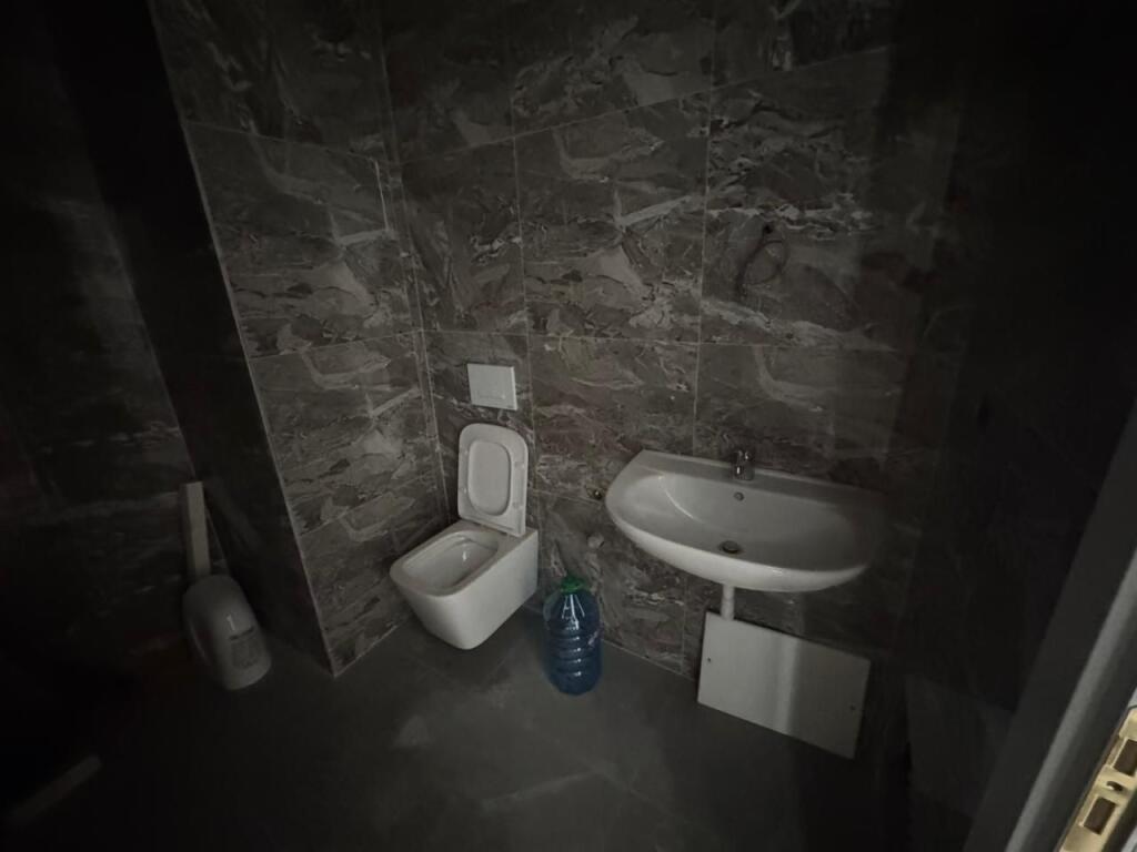 Jepet me qera Apartament 1+1  Adresa : Zogu i Zi  Vetem me guzhine  Kati 5  Cmimi 600 mij lek