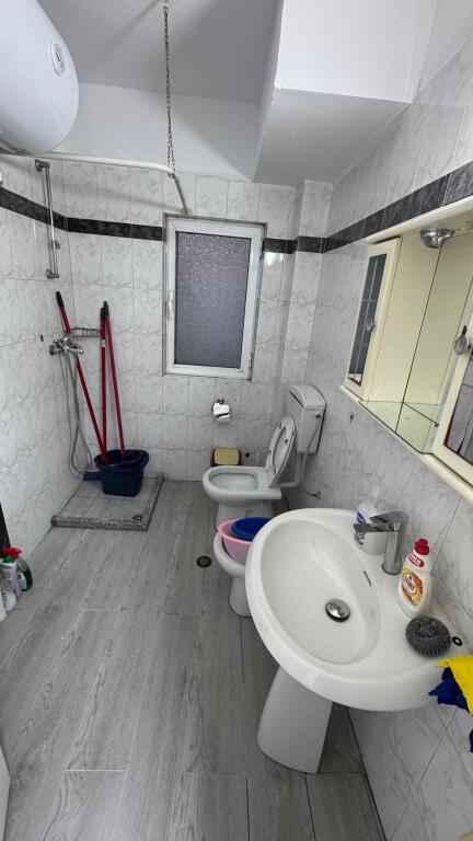 In affitto, ufficio di fronte a Delijorgji, il palazzo con le frecce