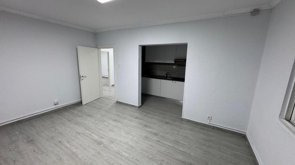 In affitto, ufficio di fronte a Delijorgji, il palazzo con le frecce