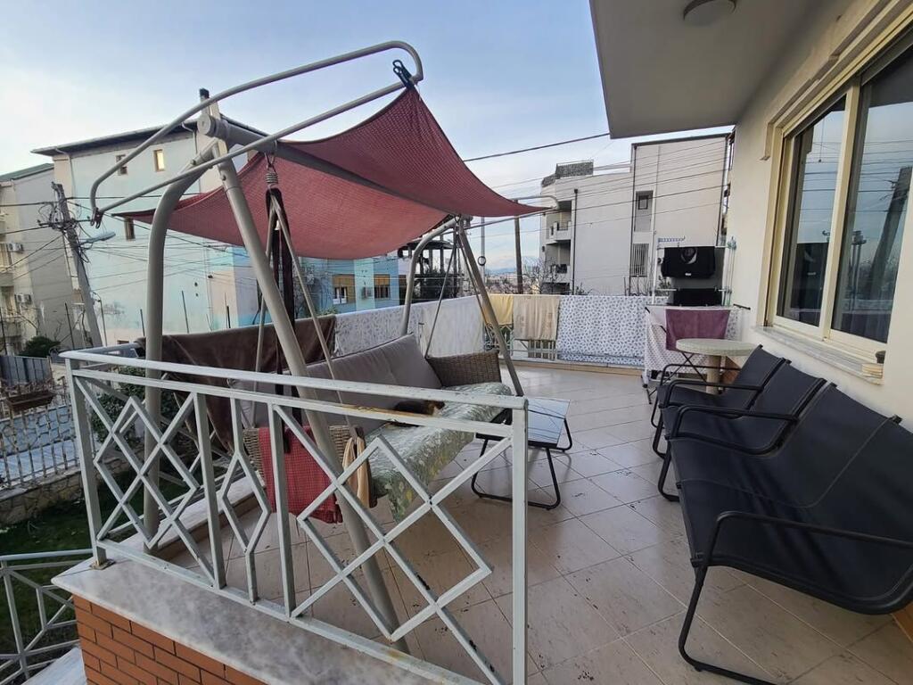 Villa di 3 piani in vendita vicino alle Ville Americane. Via 3 Fratelli Kondi 