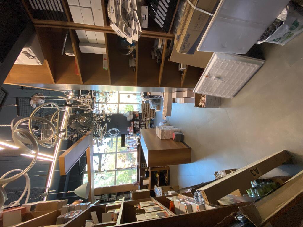 All'Incrocio del Mercato Elettrico Viene Affittato Locale Commerciale