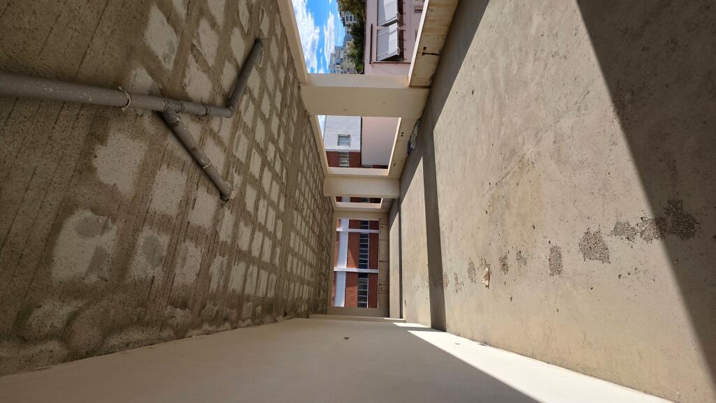 SHITET NJËSI KOMERCIALE MUNDËSI KTHIMI NË APARTAMENTE DHOMA QIRA QENDER QYTETI LUSHNJE