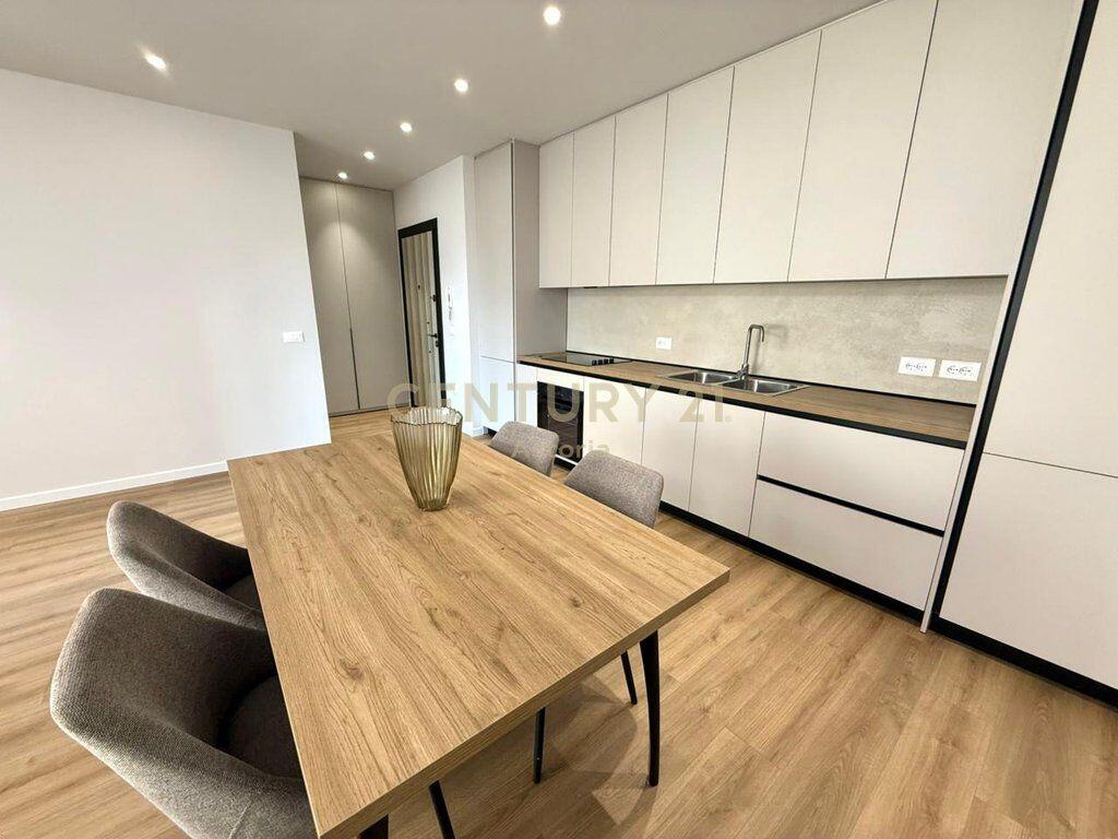 JEPET ME QIRA PARTAMENT 1+1, PAZARI I RI 750 € /Muaj Sip. Totale  75m2