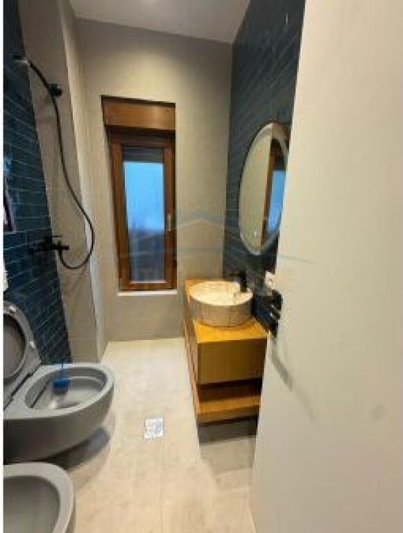 Qera, Vilë 3-Katëshe, TEG , Tiranë.