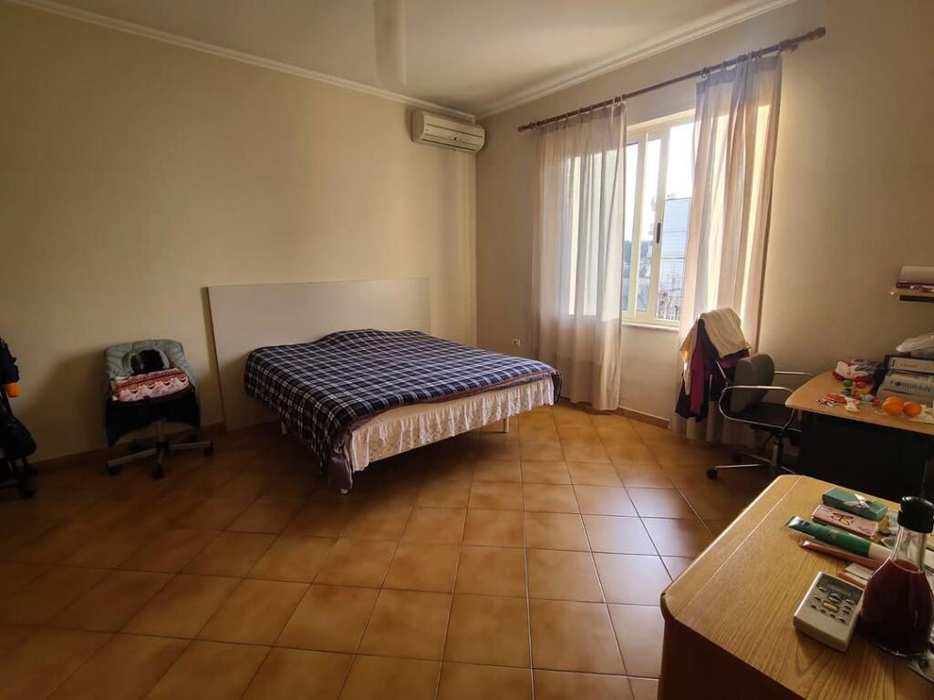 Villa di 3 piani in vendita vicino alle Ville Americane. Via 3 Fratelli Kondi 