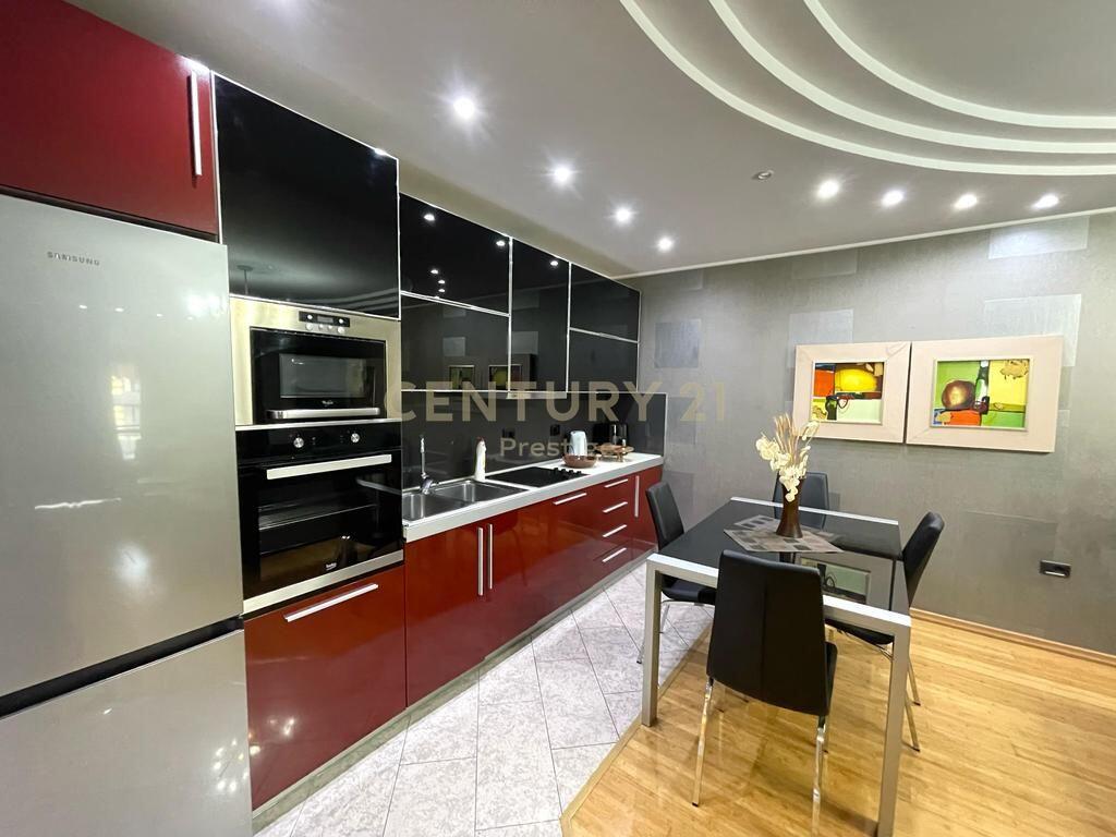 AFFITTASI APPARTAMENTO 2+1+2 VICINO ALL'AMBASCIATA AMERICANA, TIRANA! 1.000 € /Mese Sup. Totale 120m2