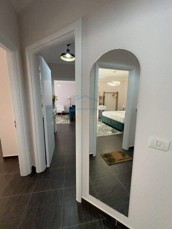 Shitet , Apartament 2+1+2, Rruga e Barrikadave, Tiranë.