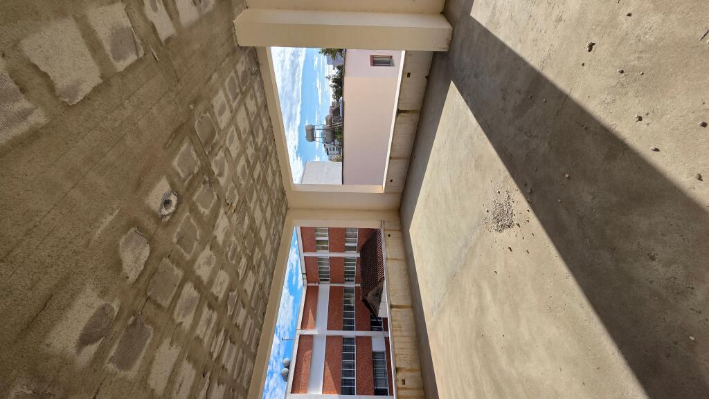 SHITET NJËSI KOMERCIALE MUNDËSI KTHIMI NË APARTAMENTE DHOMA QIRA QENDER QYTETI LUSHNJE