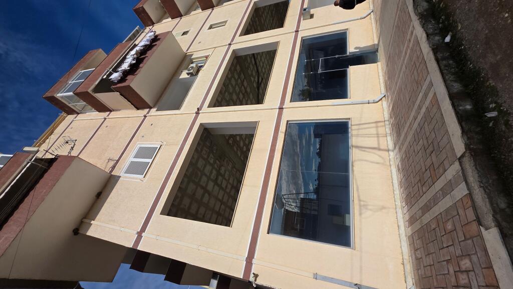 SHITET NJËSI KOMERCIALE MUNDËSI KTHIMI NË APARTAMENTE DHOMA QIRA QENDER QYTETI LUSHNJE