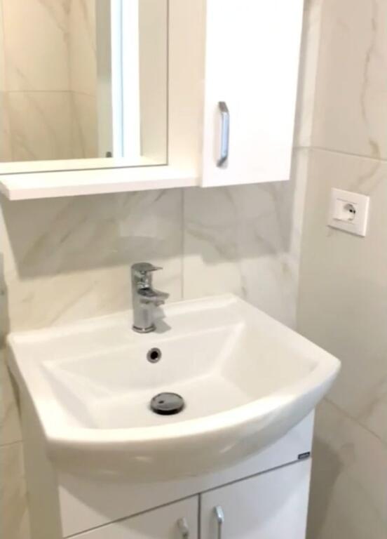 🏢Perballe Spitalit Amerikan 3,Rr.Bedri Karapici jepet me qera apartament,1+1+post parkimi,i mobiluar.50,000Leke