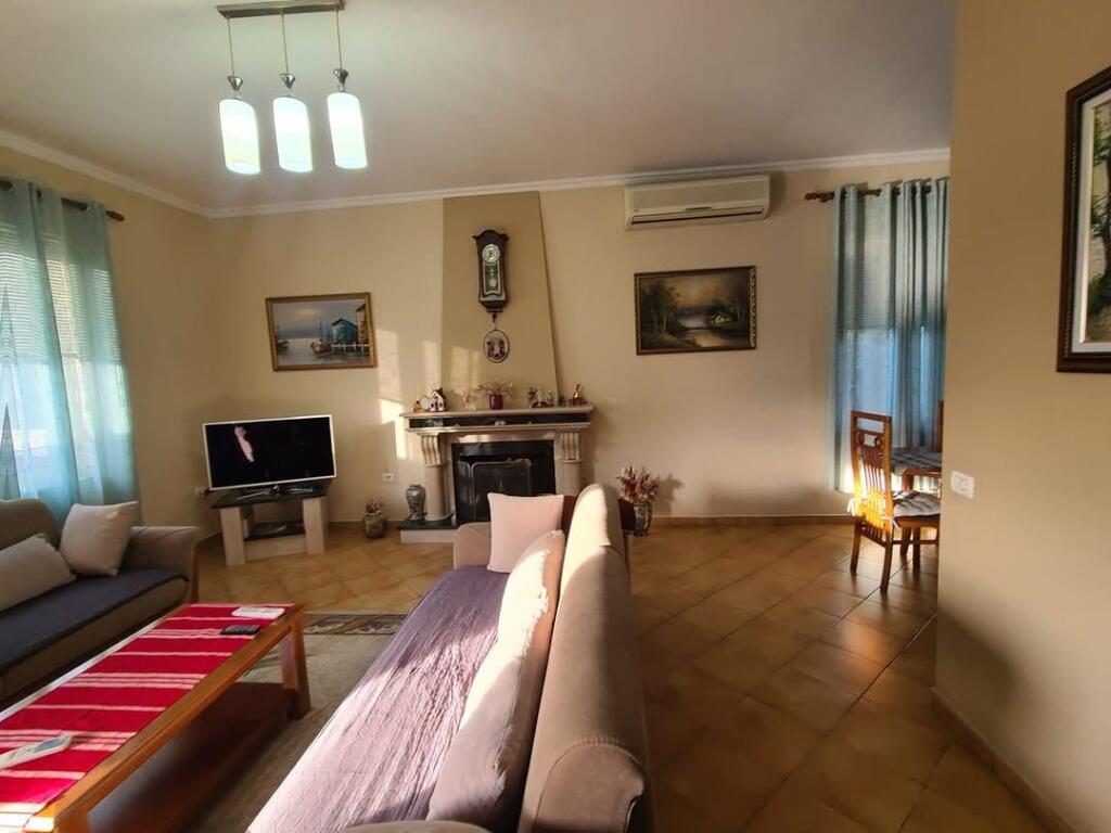 Villa di 3 piani in vendita vicino alle Ville Americane. Via 3 Fratelli Kondi 