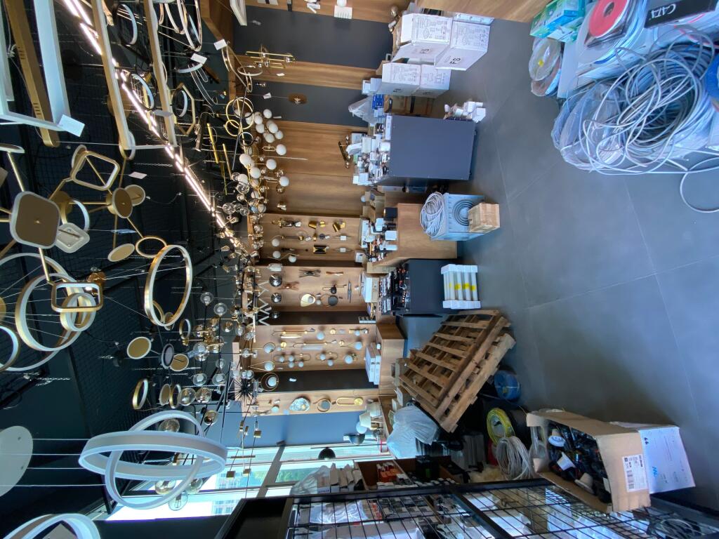 All'Incrocio del Mercato Elettrico Viene Affittato Locale Commerciale