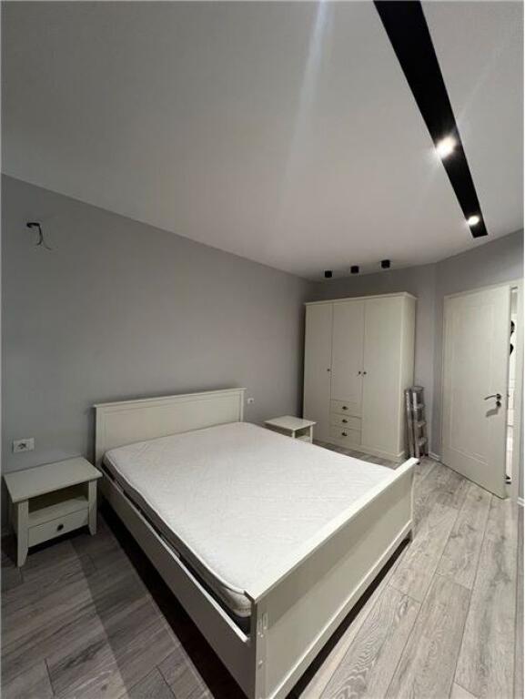 Apartamenti ndodhet tek Liqeni i Thate pran Hotel Radisson