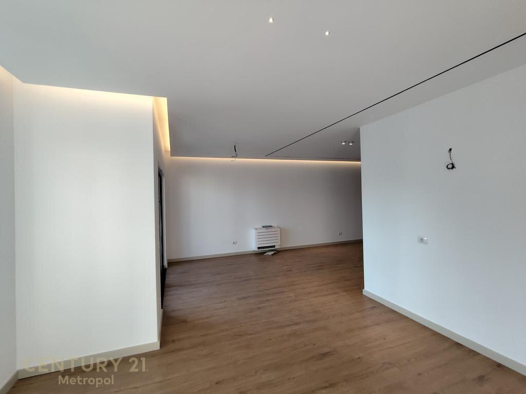 ZYRE ME QIRANE RRUGEN E BARRIKADAVE 1,200 € /Muaj