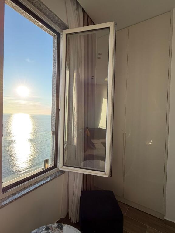 Jepet me qira apartament 1+1 ne vollga te 27-kateshi