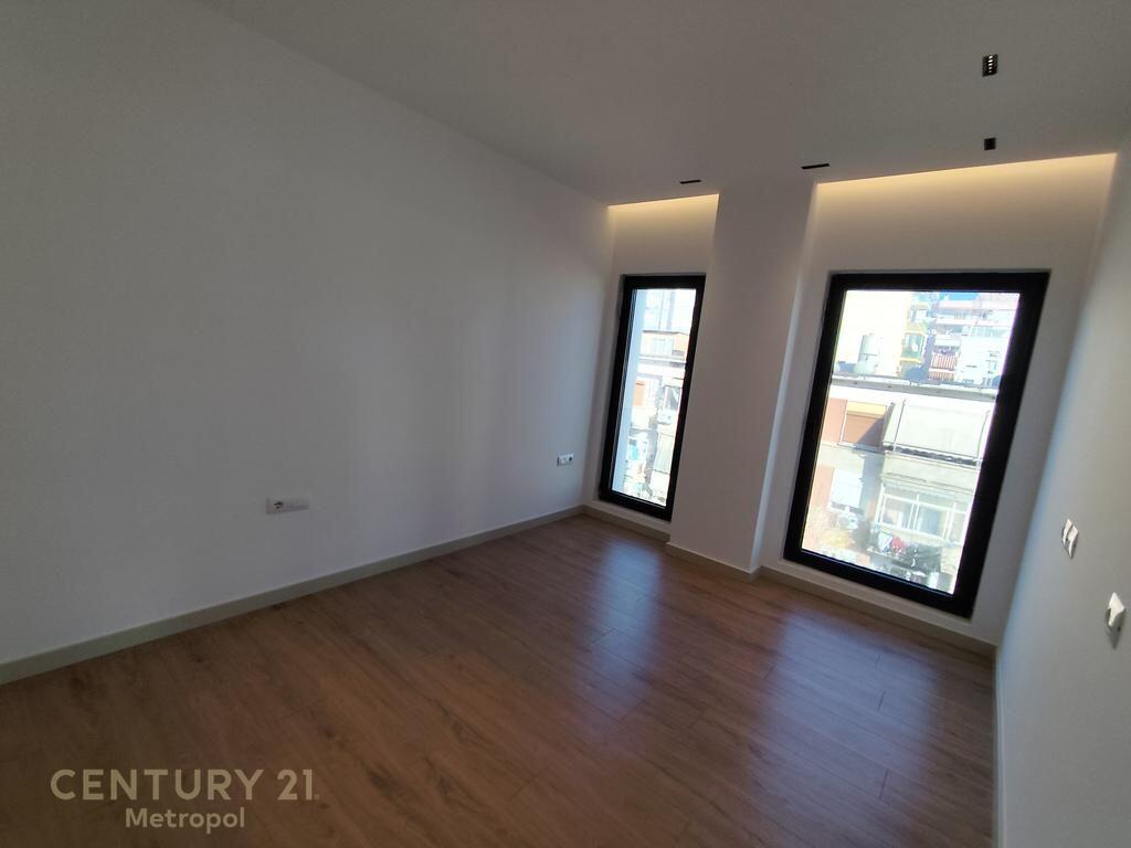 ZYRE ME QIRANE RRUGEN E BARRIKADAVE 1,200 € /Muaj