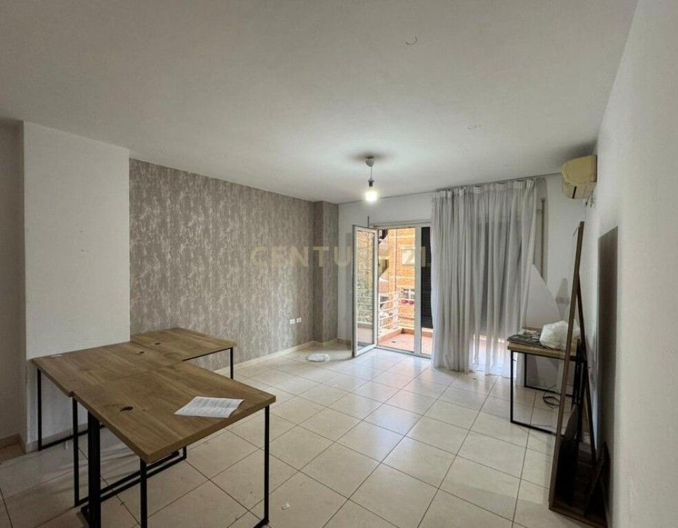 Zyre per qira prane Maternitetit te Ri