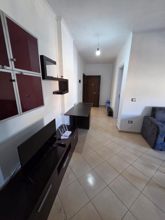 Jepet me qira apartament 1+1 te shkembi kavajes