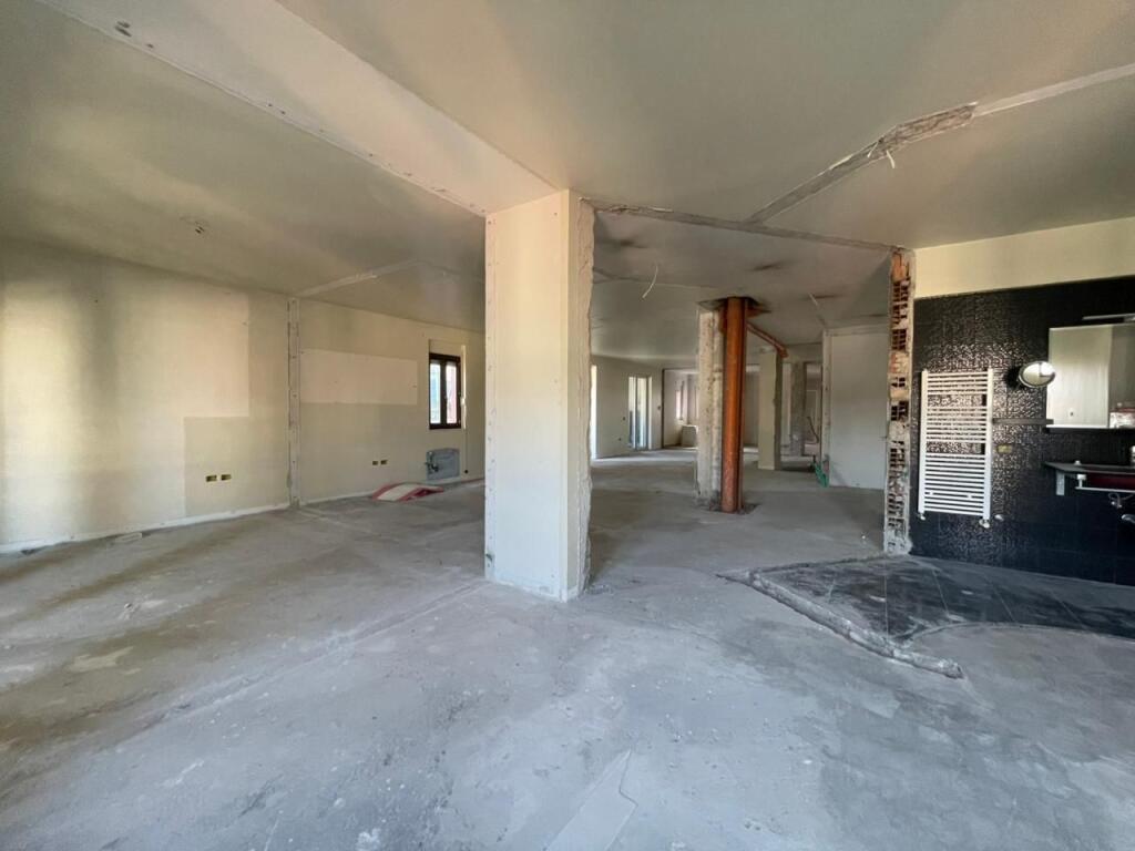 Locale commerciale in affitto presso Petro Nini.