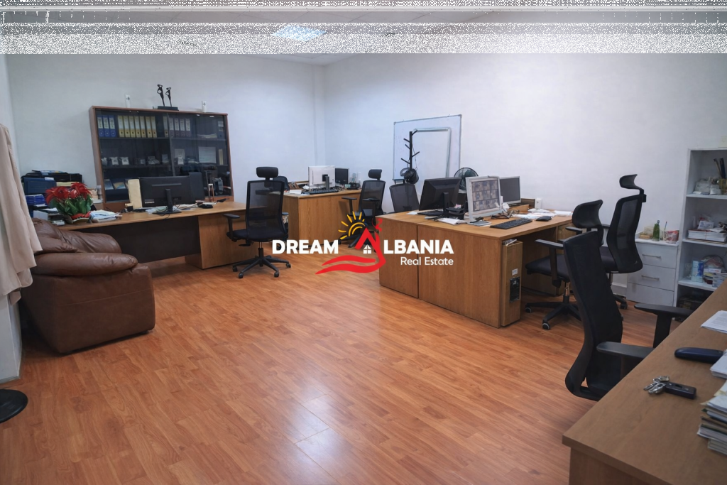 Jepet zyre me qera tek Condor center ne Rrugen e Kavajes, Tirane (42611398)
